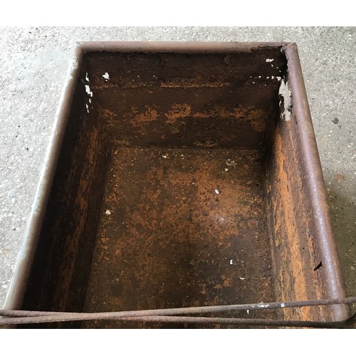 1568 - A large galvanised metal trough 186cms l x 49cms w x 40cms h together with a wire mesh corner shelf ... 