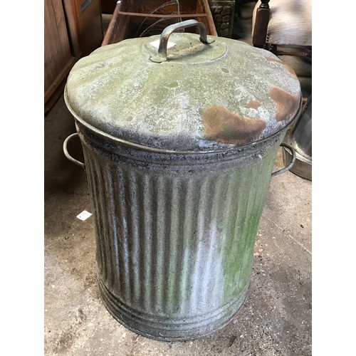 1568 - A large galvanised metal trough 186cms l x 49cms w x 40cms h together with a wire mesh corner shelf ... 