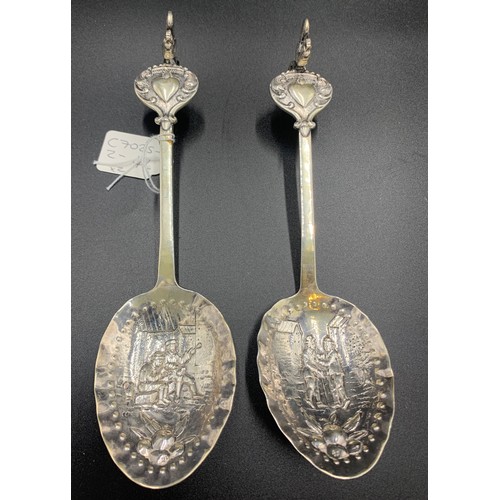 585 - Pair of hand chased Dutch silver spoons with cockerel mounts c1800. They have a sterling silver mark... 