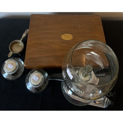 586 - A vintage Cona size C coffee machine, boxed fish servers and a plated tea strainer.