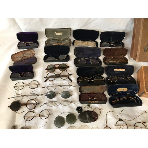 593 - Collection of spectacles, gold plate and tortoiseshell frames, some pincenez, some with cases. A col... 