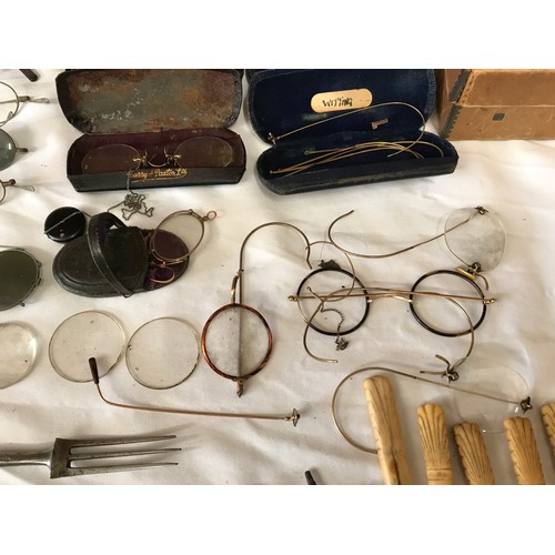 593 - Collection of spectacles, gold plate and tortoiseshell frames, some pincenez, some with cases. A col... 