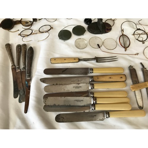 593 - Collection of spectacles, gold plate and tortoiseshell frames, some pincenez, some with cases. A col... 