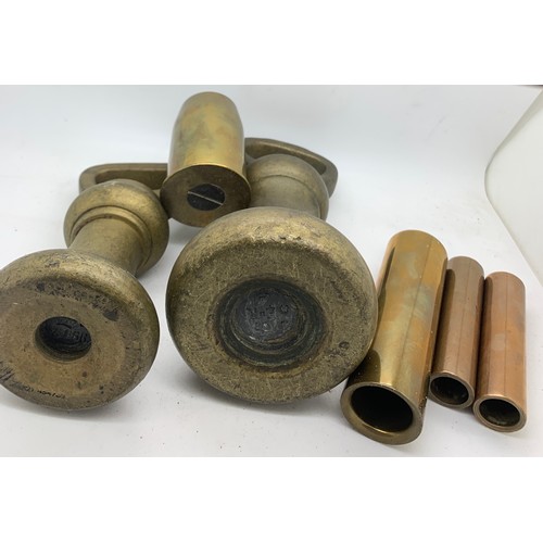 568 - A selection of brass to include 2 bell weights, shell case etc. Bell weights are 3.18 kg and 1.82 kg... 