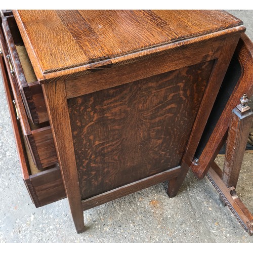 747 - An oak 2 over 2 dressing table with brass handles and square legs. 84cms w x 46cms d x 70cms height ... 