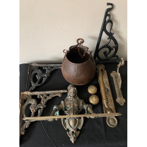 567 - A selection of metal ware to include a decorative brass towel rail, cast iron brackets, brass door h... 