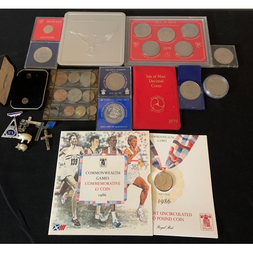 645 - Commemorative coins, jewellery, badges etc to include commonwealth games, 32 coin 1986, Isle of Man ... 