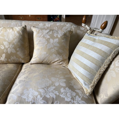 779 - A very good quality knoll sofa well upholstered in cream damask. Approx. 206cms w x 104cms d x 93cms... 