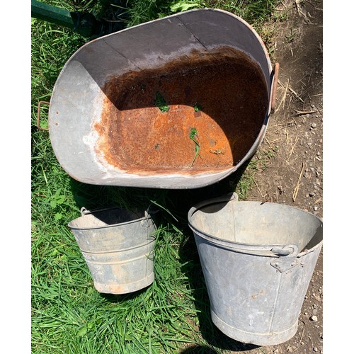 819 - Galvanised tin bath 68 x 40 x 23cms h and two galvanised buckets.