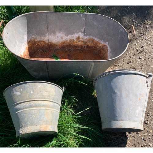 819 - Galvanised tin bath 68 x 40 x 23cms h and two galvanised buckets.