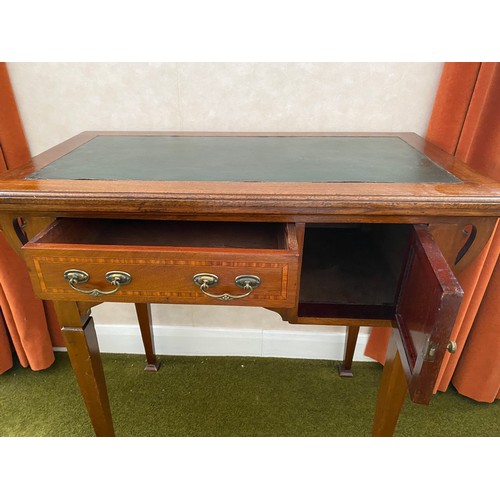 789 - Edwardian mahogany desk/card table. 83 w x 45 d x 776cms h. Baize lining on square tapered legs.