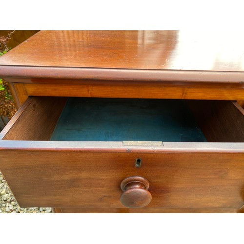 800 - Victorian mahogany chest of drawers, 2 short over 3 long drawers. 114 w x 52 d x 114cms h.