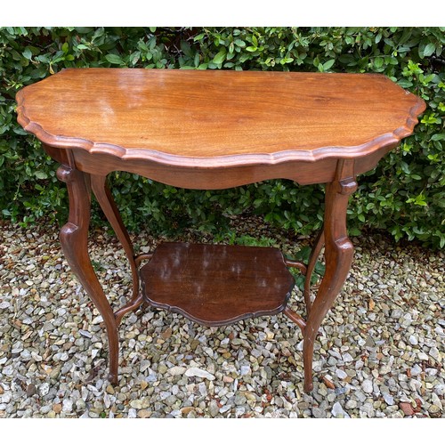 804 - A mahogany Edwardian occasional table. 73.5 w x 34.5 d x 68.5cms h.