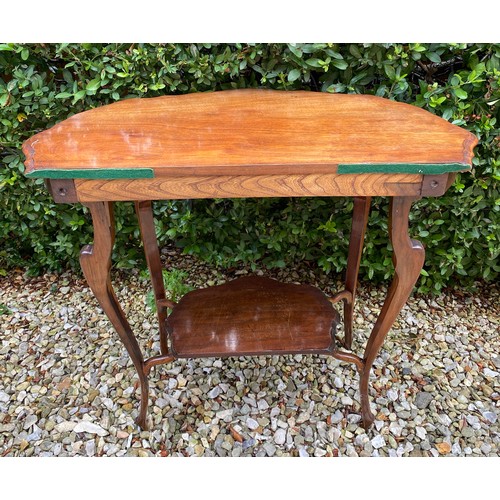 804 - A mahogany Edwardian occasional table. 73.5 w x 34.5 d x 68.5cms h.