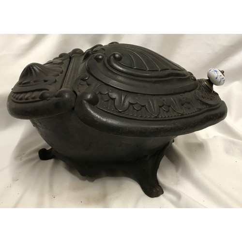 647a - A Dutch cast iron frog coal box with blue and white pottery handle and 3 feet. Width approx. 33cms x... 