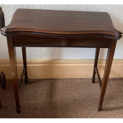 784B - An Edwardian mahogany card table. 71cms h x 72cms w x38cms d.