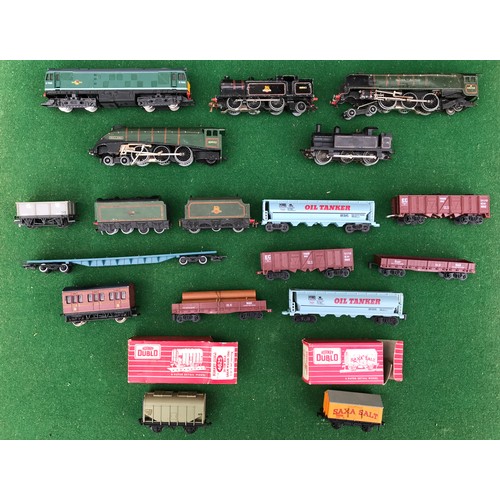 28 - Lot of 3 boxed model trains including Hornby LMS 6202 Turbomotive in good condition, Hornby King Hen... 