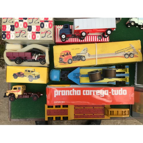 101 - A varied collection of diecast toys to include Kobelco SK 200 Mark III Hydraulic Excavator, Supermin... 