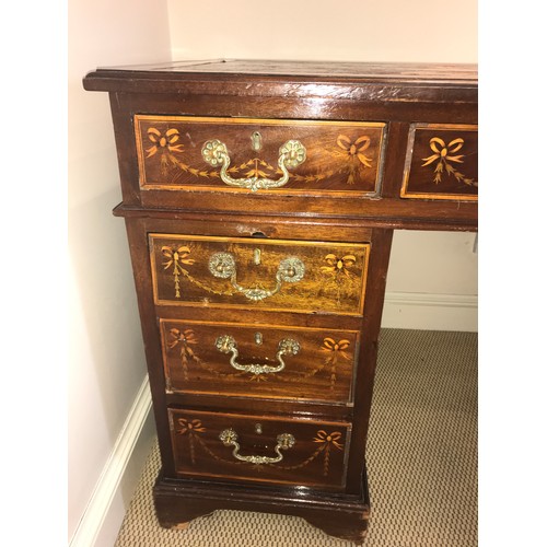 1210 - An Edwardian mahogany inlaid kneehole desk with garland and string inlay. 134 x 68 x 75cms h.