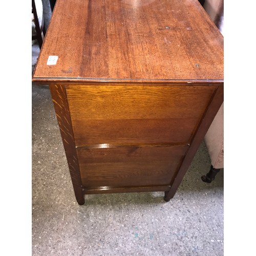 1189 - An arts and crafts style oak chest of drawers. 84 w x 53 d x 80cms h.