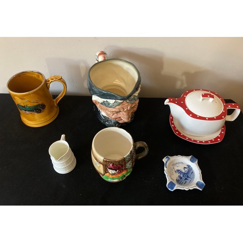 125 - Ceramics to include Royal Worcester milk jug, Wade mug, Royal Doulton 'Granny' mug, Beswick 1127 mug... 