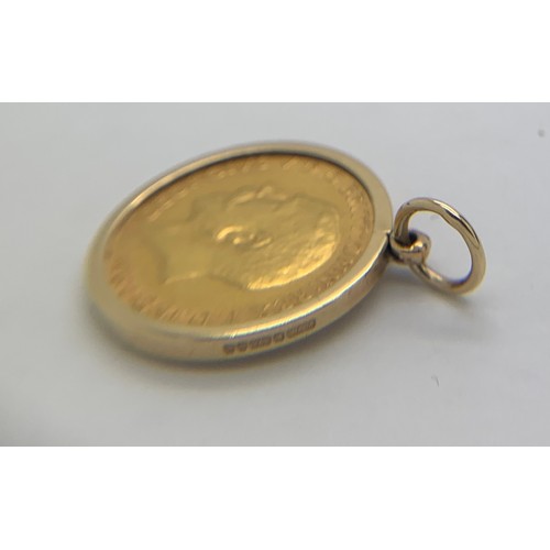 624 - A 1913 half sovereign in 9ct gold mount. 4.9gms.