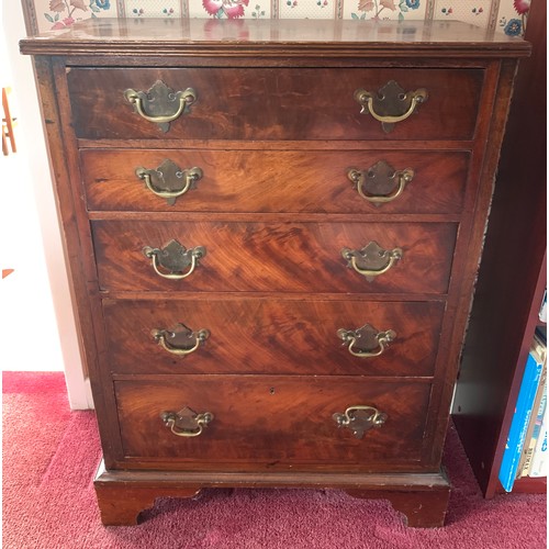 1223 - A small mahogany 5 height chest of drawers. 61cms w x 32cms d x 84cms h.