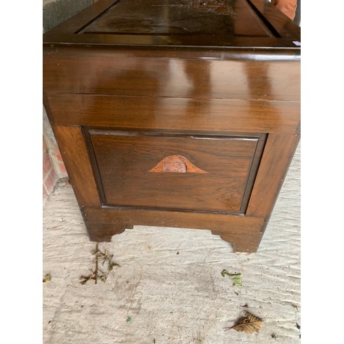 1228 - A camphorwood chest with carving to the top and front, tray to interior and brass fittings. 101 x 51... 