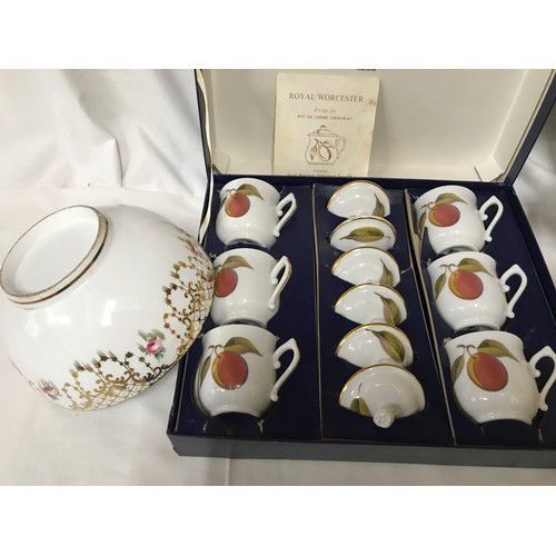 75 - Mixed pottery selection, Villeroy & Boch Design 1900 plate 33cms w, boxed Royal Worcester chocolate ... 