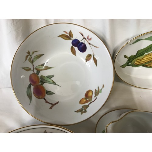 105 - Ten pieces of Royal Worcester Evesham dinner ware to include 5  tureens, soufflé dish, oval dish, la... 