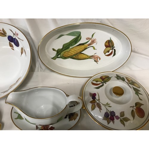 105 - Ten pieces of Royal Worcester Evesham dinner ware to include 5  tureens, soufflé dish, oval dish, la... 