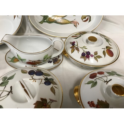 105 - Ten pieces of Royal Worcester Evesham dinner ware to include 5  tureens, soufflé dish, oval dish, la... 