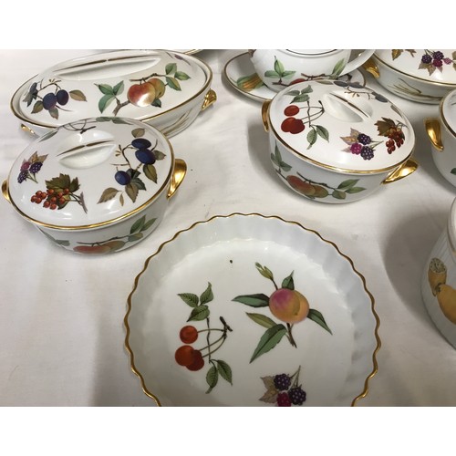 105 - Ten pieces of Royal Worcester Evesham dinner ware to include 5  tureens, soufflé dish, oval dish, la... 