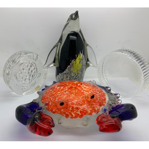 170 - Glass items to include Crab, Penguin, Dartington glass, Ladies Circle Torbay '81 etc.