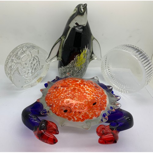 170 - Glass items to include Crab, Penguin, Dartington glass, Ladies Circle Torbay '81 etc.