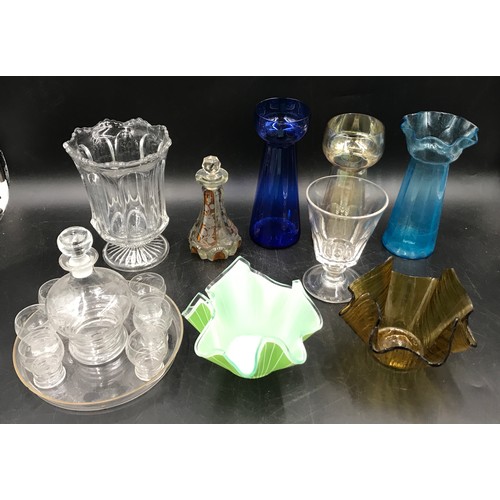 165 - Glass to include a decanter set with circular tray, 2 x handkerchief vase 10cms h, 2 x tulip vases, ... 