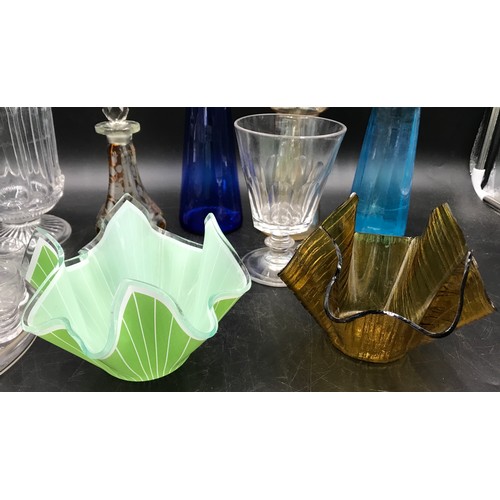 165 - Glass to include a decanter set with circular tray, 2 x handkerchief vase 10cms h, 2 x tulip vases, ... 