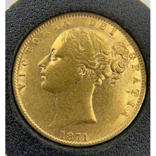 571 - Queen Victoria full sovereign, 1871. Young bust.