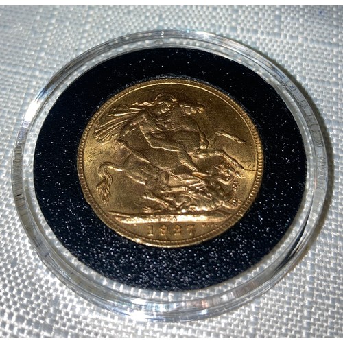 591 - George V 1927 full Gold Sovereign in capsule.