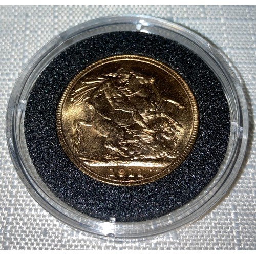 592 - George V 1911 full Gold Sovereign in capsule.