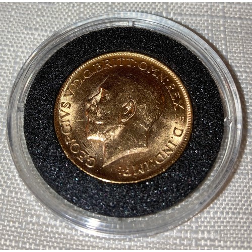 592 - George V 1911 full Gold Sovereign in capsule.