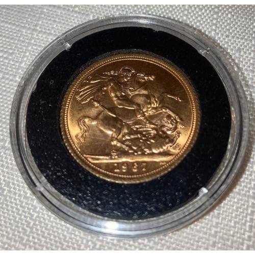 593 - Elizabeth II 1967 full Gold Sovereign in capsule.