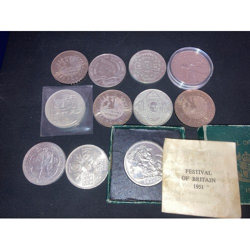 599 - A collection of 5 pound coins to include 3 x Anno Domini 1999-2000 x 3, Elizabeth Regina, Queen Moth... 