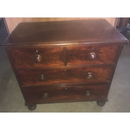 1304 - A Victorian mahogany chest of drawers, two short over two long drawers, turned feet, wood handles. 8... 