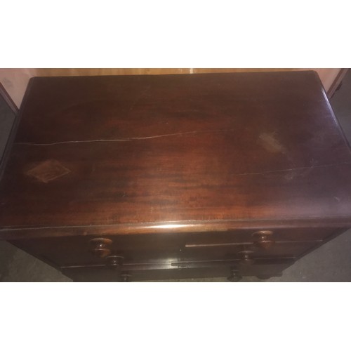 1304 - A Victorian mahogany chest of drawers, two short over two long drawers, turned feet, wood handles. 8... 