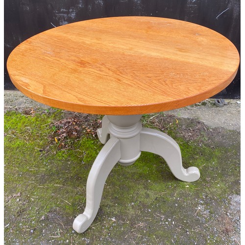 1290 - An oak circular table 83.5cms d x 77.5cms h.