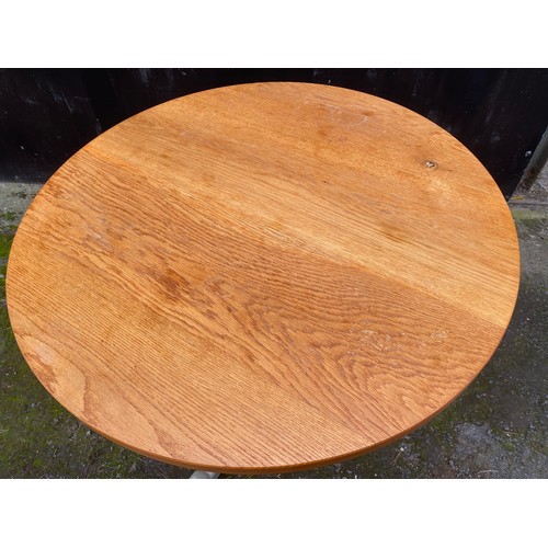 1290 - An oak circular table 83.5cms d x 77.5cms h.