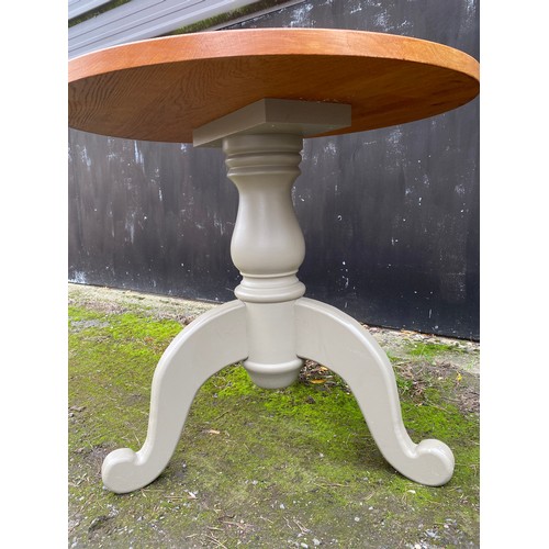 1290 - An oak circular table 83.5cms d x 77.5cms h.