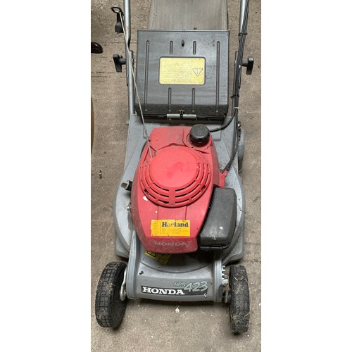 1320B - A Honda HRB 423 push mower.