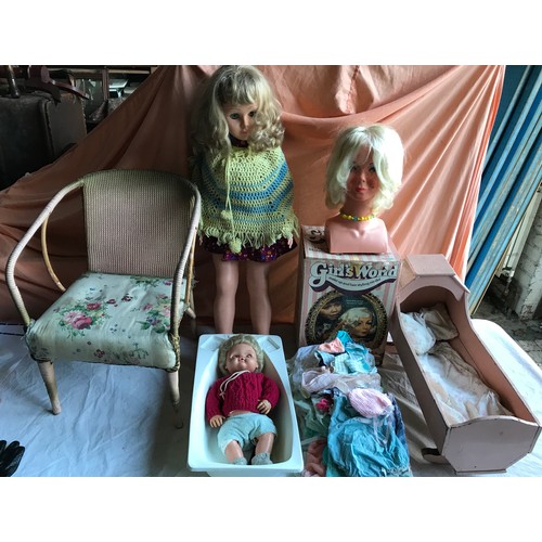 404 - Mixed lot of girls toys to include large battery operated doll, Palitoy Girls World make model & acc... 